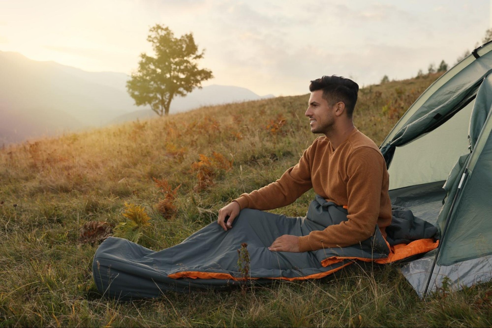 夏のキャンプで寝袋は必要？選ぶポイントやおすすめ素材を解説